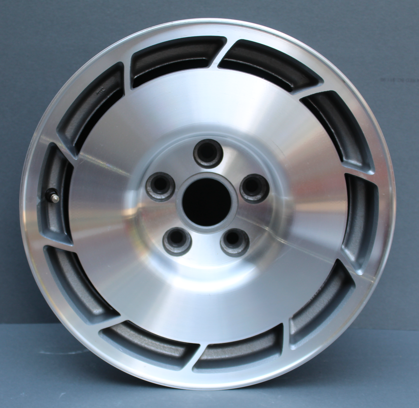 1986 (MACHINE FINISH)16 X 9.5 (+38MM OFFSET) RIGHT (MODERN) REFINISHED A+